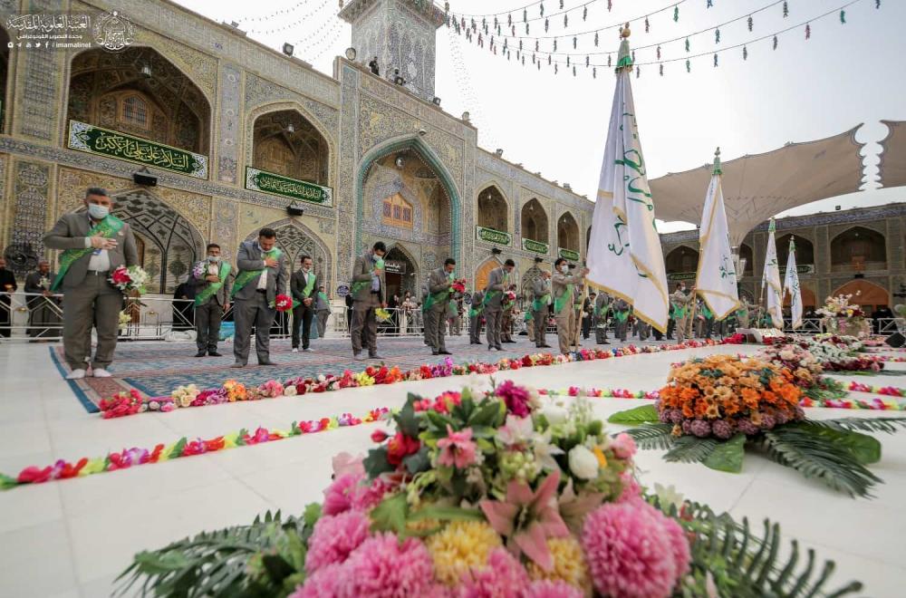العتبة العلوية المقدسة تحتفي بمولد ريحانة رسول الله (ص) خلال الزيارة الصباحية بتوزيع الورود ونشر معالم الزينة