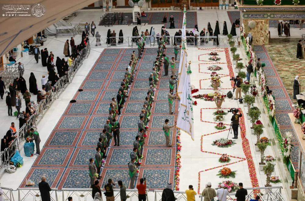 العتبة العلوية المقدسة تحتفي بمولد ريحانة رسول الله (ص) خلال الزيارة الصباحية بتوزيع الورود ونشر معالم الزينة