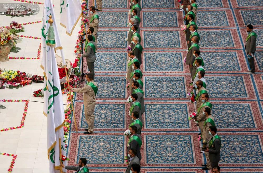 العتبة العلوية المقدسة تحتفي بمولد ريحانة رسول الله (ص) خلال الزيارة الصباحية بتوزيع الورود ونشر معالم الزينة