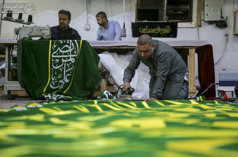 اللافتات الخضراء الخاصة بعيد الغدير الأغر تعكس ولاء منسوبي العتبة العلوية المقدسة لأمير المؤمنين(ع)