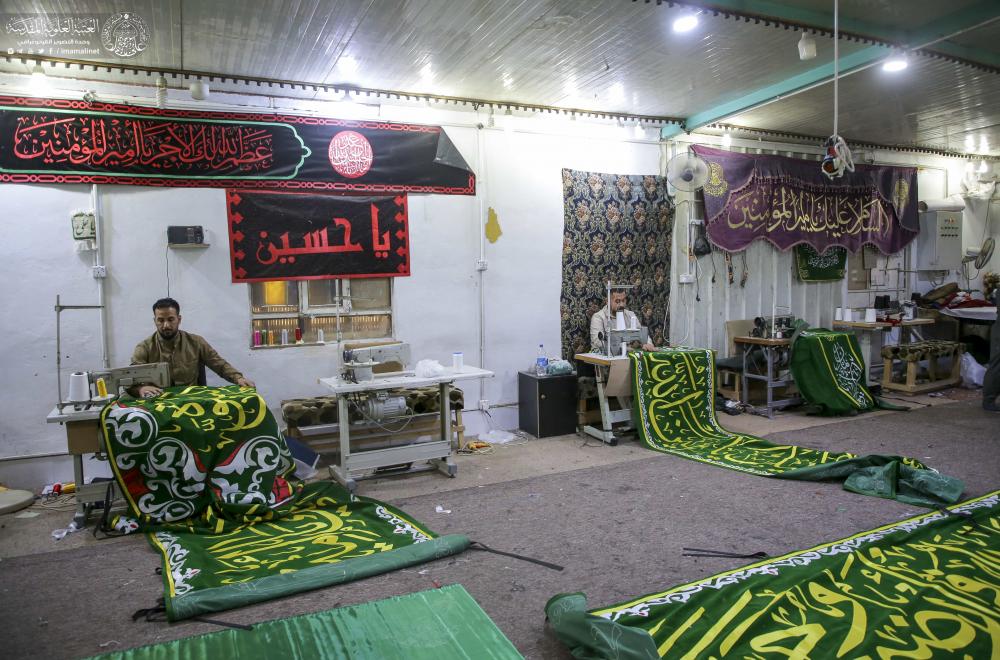 اللافتات الخضراء الخاصة بعيد الغدير الأغر تعكس ولاء منسوبي العتبة العلوية المقدسة لأمير المؤمنين(ع)