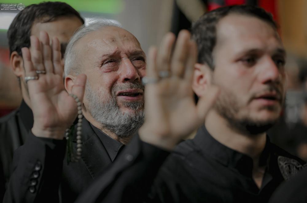 وسط حضور كبير..العتبة العلوية المقدسة تقيم مراسم رفع راية عاشوراء في الصحن الحيدري المطهر 