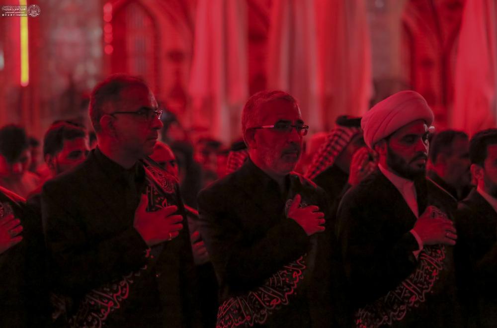 وسط حضور كبير..العتبة العلوية المقدسة تقيم مراسم رفع راية عاشوراء في الصحن الحيدري المطهر 