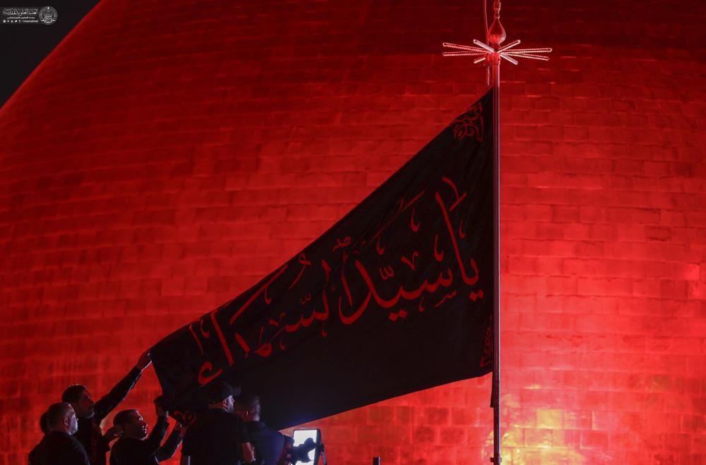 وسط حضور كبير..العتبة العلوية المقدسة تقيم مراسم رفع راية عاشوراء في الصحن الحيدري المطهر 