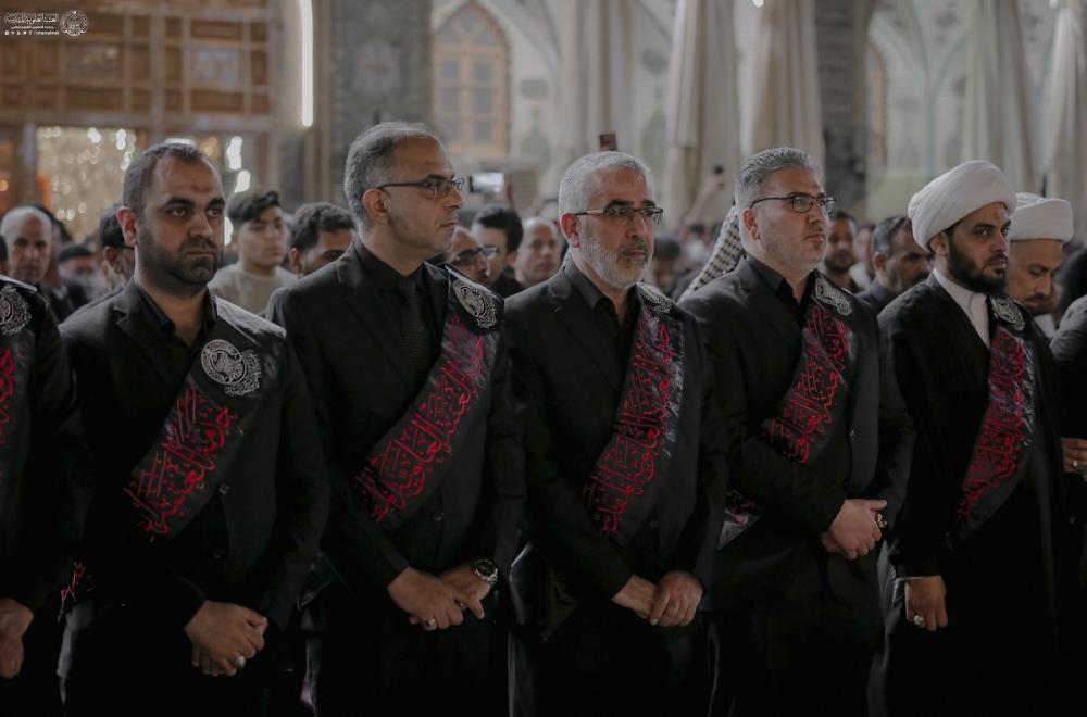 وسط حضور كبير..العتبة العلوية المقدسة تقيم مراسم رفع راية عاشوراء في الصحن الحيدري المطهر 