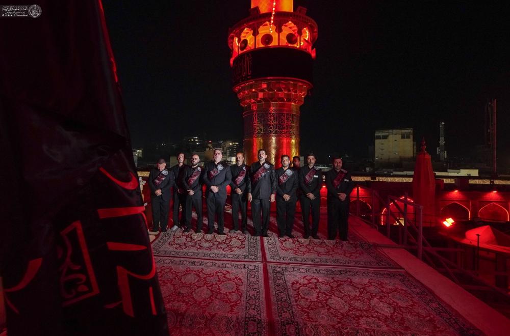 وسط حضور كبير..العتبة العلوية المقدسة تقيم مراسم رفع راية عاشوراء في الصحن الحيدري المطهر 