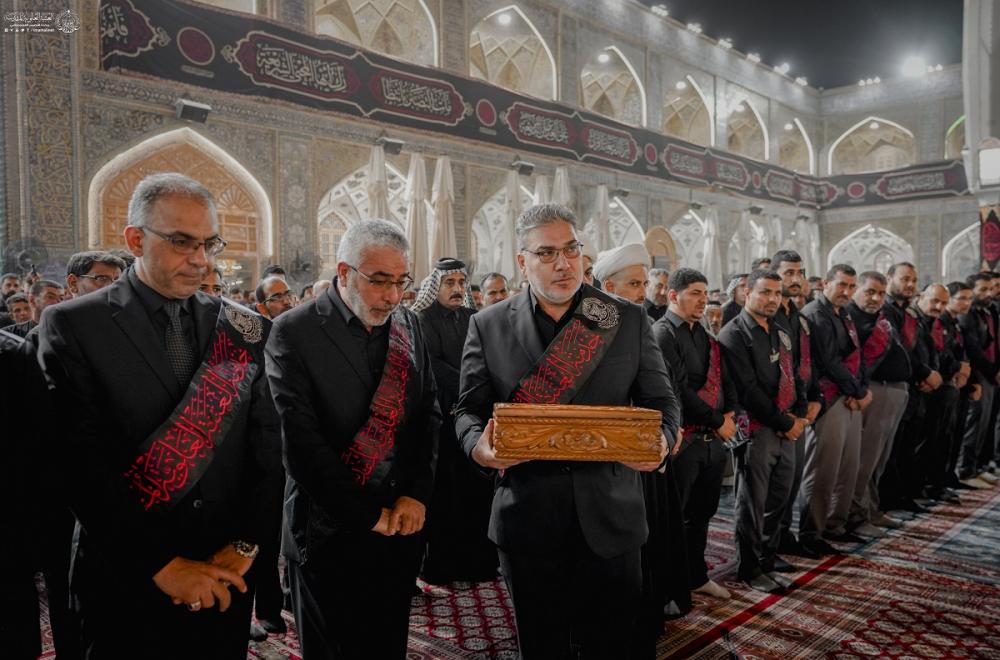 وسط حضور كبير..العتبة العلوية المقدسة تقيم مراسم رفع راية عاشوراء في الصحن الحيدري المطهر 