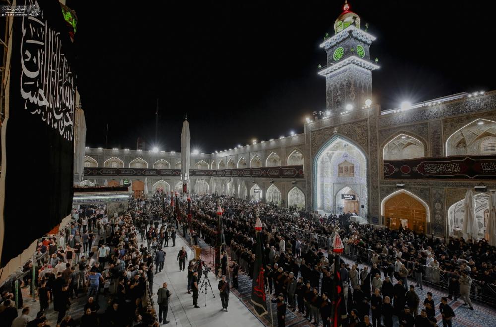 وسط حضور كبير..العتبة العلوية المقدسة تقيم مراسم رفع راية عاشوراء في الصحن الحيدري المطهر 