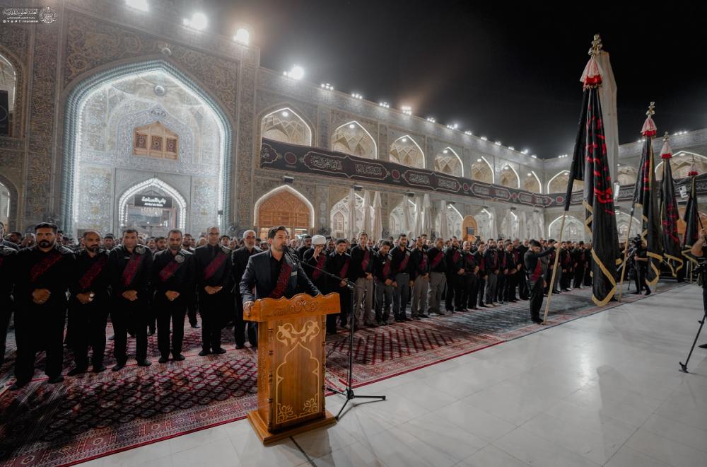 وسط حضور كبير..العتبة العلوية المقدسة تقيم مراسم رفع راية عاشوراء في الصحن الحيدري المطهر 