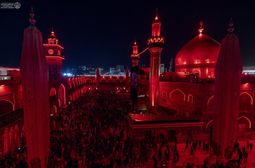 وسط حضور كبير..العتبة العلوية المقدسة تقيم مراسم رفع راية عاشوراء في الصحن الحيدري المطهر 