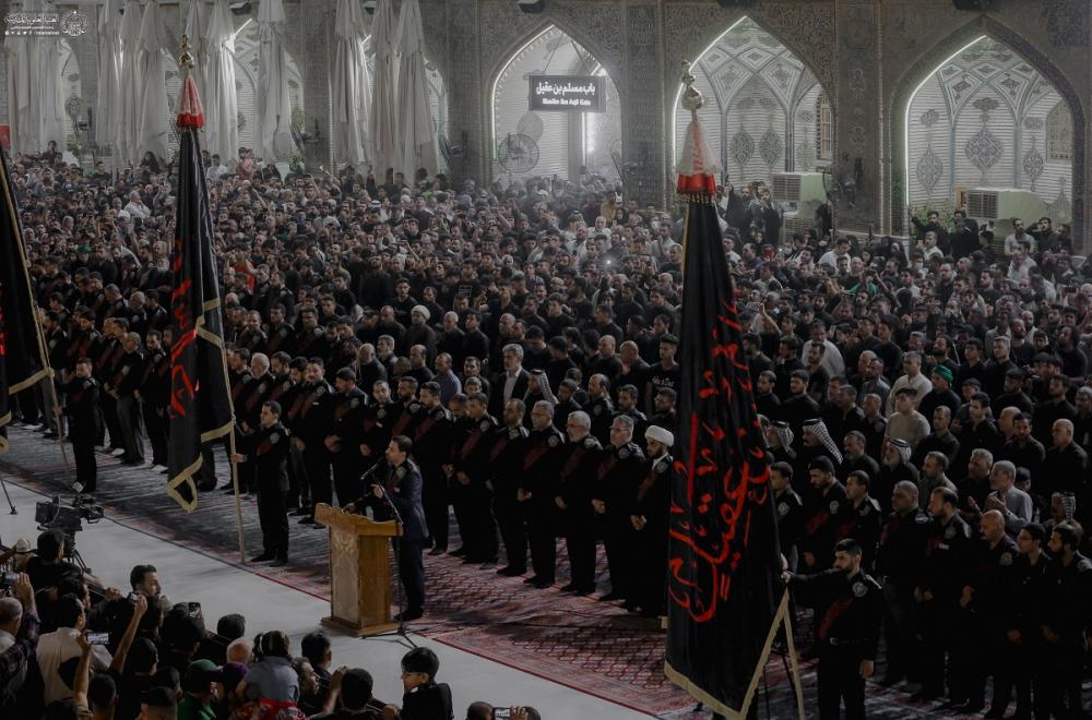 وسط حضور كبير..العتبة العلوية المقدسة تقيم مراسم رفع راية عاشوراء في الصحن الحيدري المطهر 