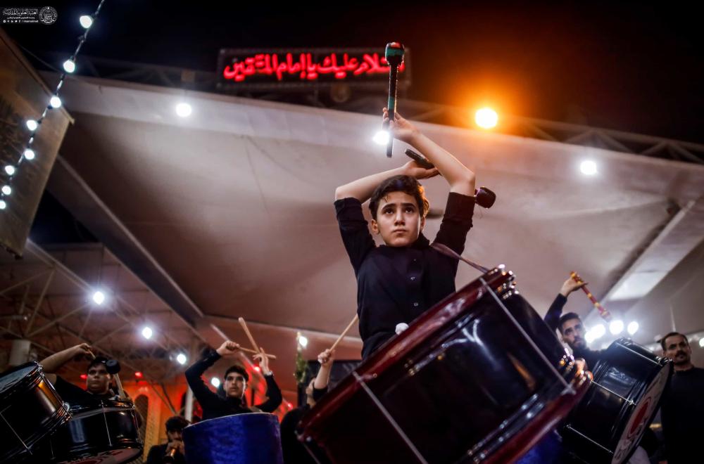 ماتزال المواكب الحسينية تتوافد على حرم أمير المؤمنين(ع) لتعزيته بمصاب الحسين(ع)