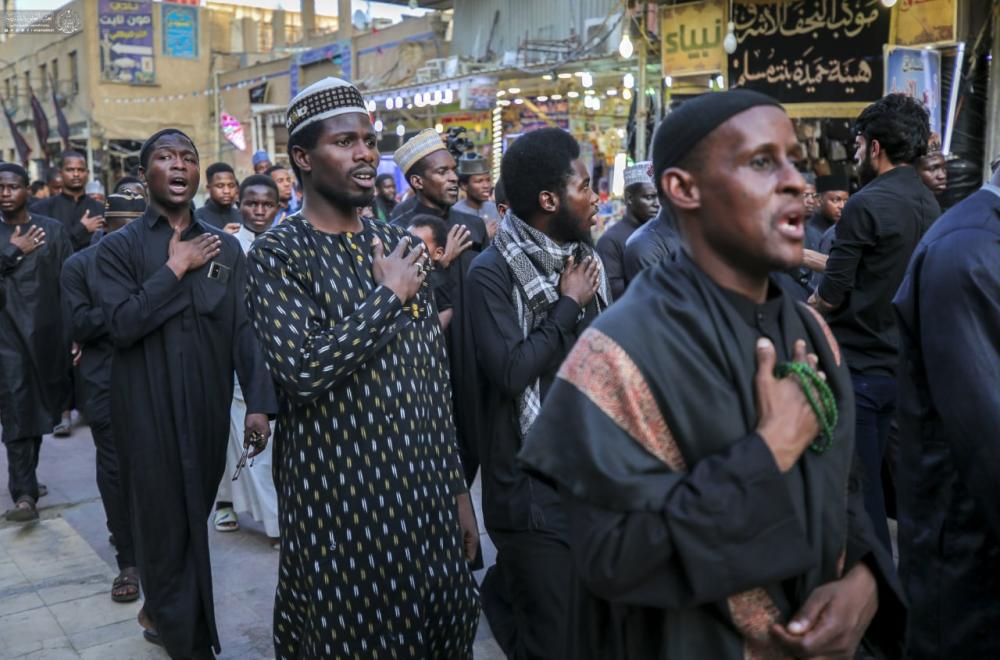 موكب مركز الدراسات الأفريقية في العتبة العباسية المقدسة يقدم العزاء للمولى أمير المؤمنين (عليه السلام) 