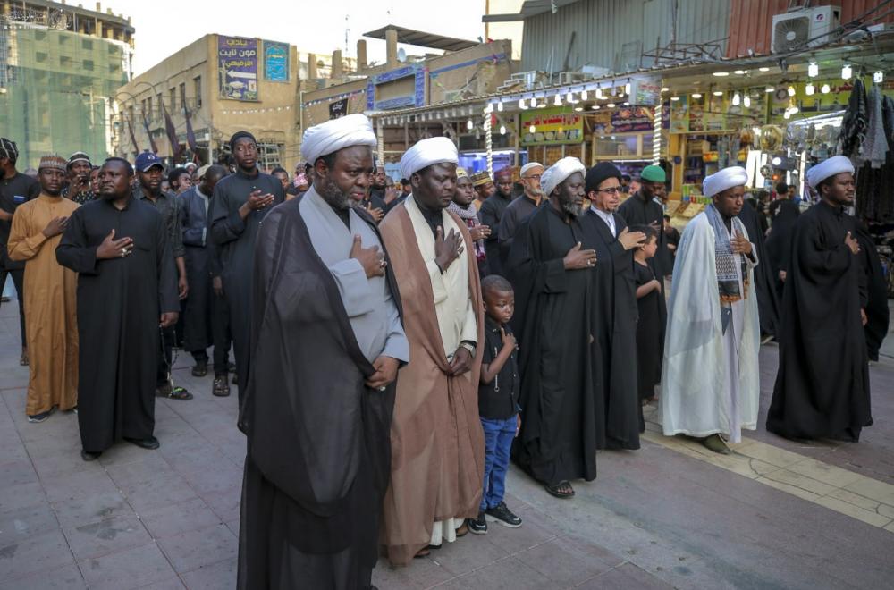 موكب مركز الدراسات الأفريقية في العتبة العباسية المقدسة يقدم العزاء للمولى أمير المؤمنين (عليه السلام) 