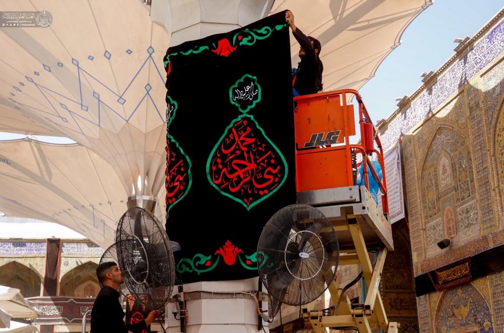 العتبة العلوية المقدسة تباشر بنشر اللافتات السوداء الخاصة بوفاة النبي محمد (صلى الله عليه وآله وسلم) ضمن الاستعدادات الجارية لاستقبال الزائرين الوافدين لتقديم العزاء لأمير المؤمنين (عليه السلام)