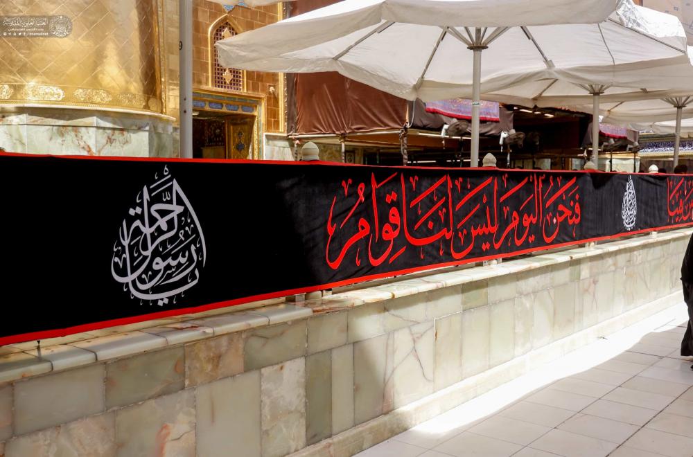 العتبة العلوية المقدسة تباشر بنشر اللافتات السوداء الخاصة بوفاة النبي محمد (صلى الله عليه وآله وسلم) ضمن الاستعدادات الجارية لاستقبال الزائرين الوافدين لتقديم العزاء لأمير المؤمنين (عليه السلام)