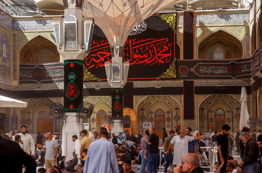 العتبة العلوية المقدسة تباشر بنشر اللافتات السوداء الخاصة بوفاة النبي محمد (صلى الله عليه وآله وسلم) ضمن الاستعدادات الجارية لاستقبال الزائرين الوافدين لتقديم العزاء لأمير المؤمنين (عليه السلام)