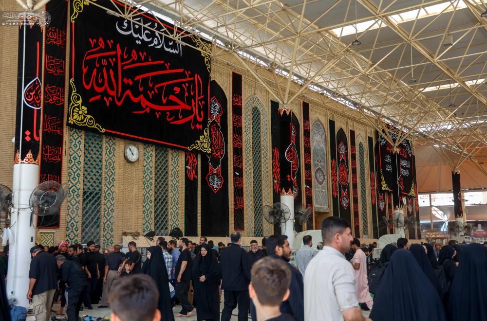 العتبة العلوية المقدسة تباشر بنشر اللافتات السوداء الخاصة بوفاة النبي محمد (صلى الله عليه وآله وسلم) ضمن الاستعدادات الجارية لاستقبال الزائرين الوافدين لتقديم العزاء لأمير المؤمنين (عليه السلام)