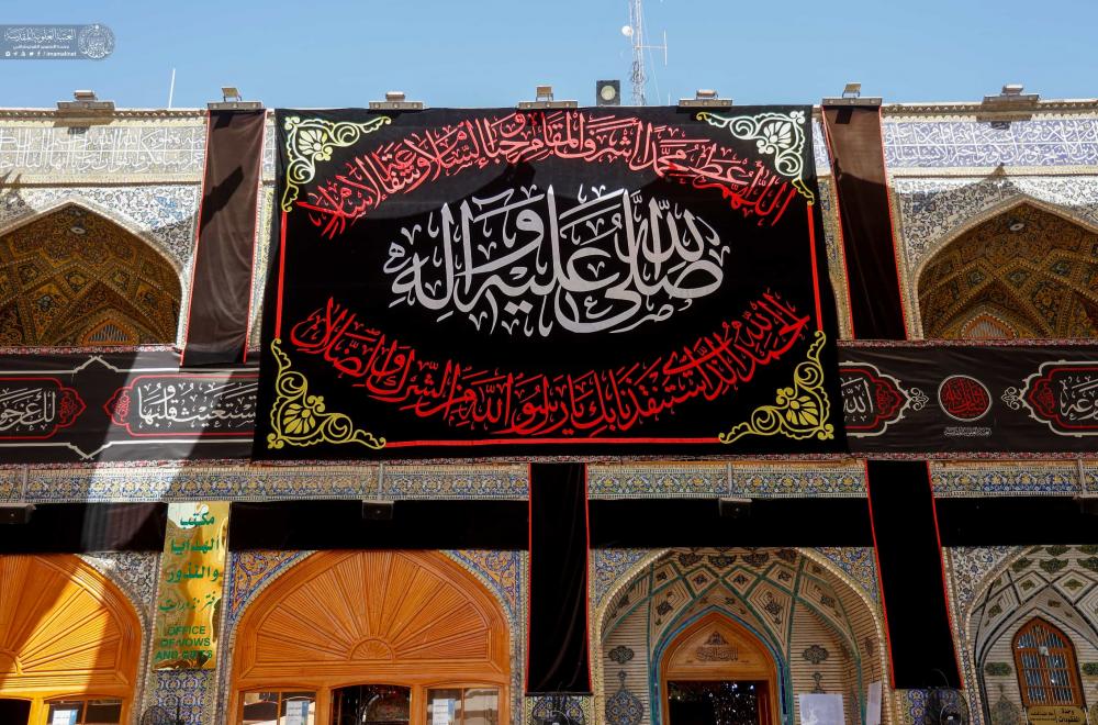 العتبة العلوية المقدسة تباشر بنشر اللافتات السوداء الخاصة بوفاة النبي محمد (صلى الله عليه وآله وسلم) ضمن الاستعدادات الجارية لاستقبال الزائرين الوافدين لتقديم العزاء لأمير المؤمنين (عليه السلام)