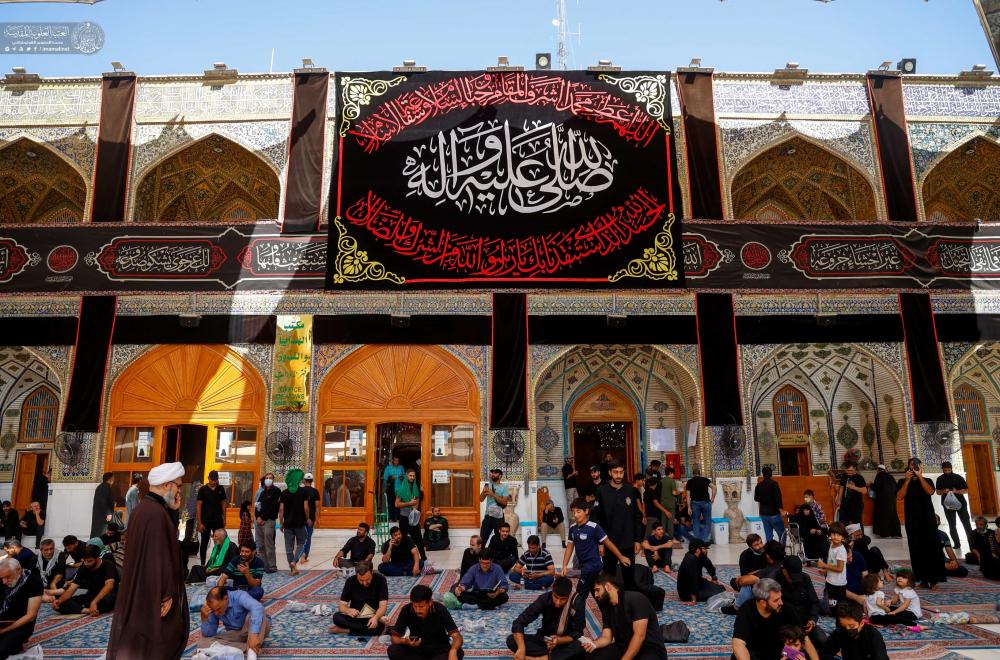 العتبة العلوية المقدسة تباشر بنشر اللافتات السوداء الخاصة بوفاة النبي محمد (صلى الله عليه وآله وسلم) ضمن الاستعدادات الجارية لاستقبال الزائرين الوافدين لتقديم العزاء لأمير المؤمنين (عليه السلام)
