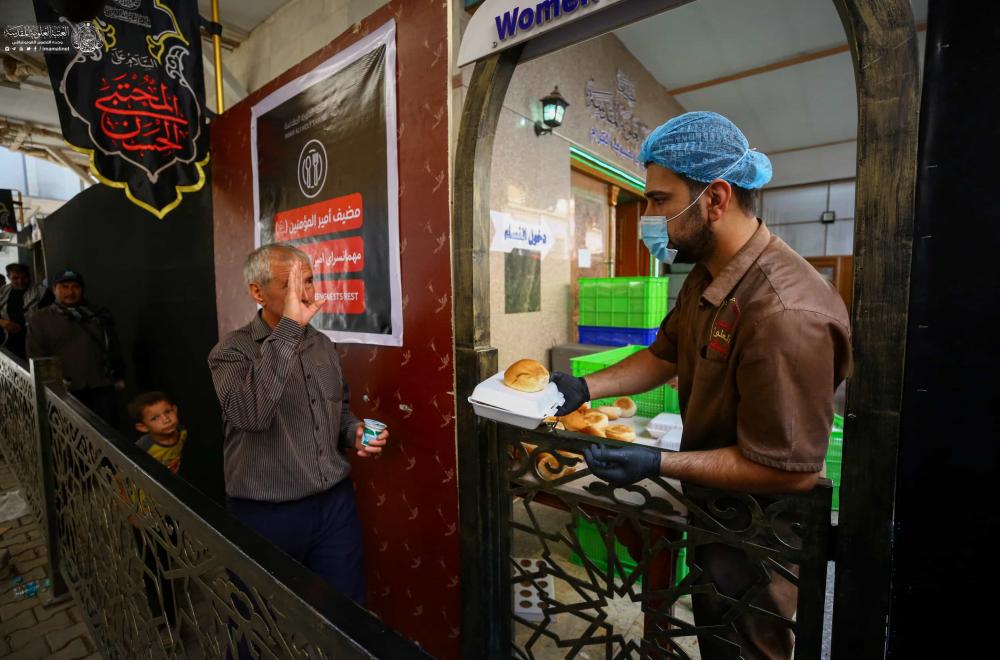 مضيف العتبة المقدسة يستمر في تقديم الضيافة للزائرين حتى ذكرى وفاة النبي الأكرم(ص)