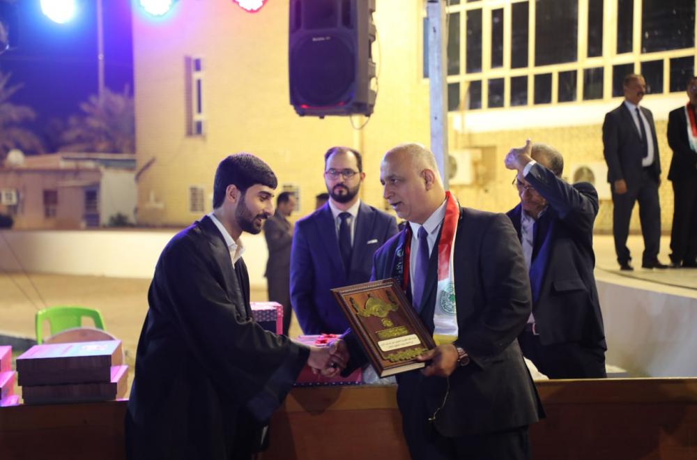 العتبة العلوية تحتفي بالطلبة الأوائل من كليات جامعة الكوفة في يوم تخرجهم