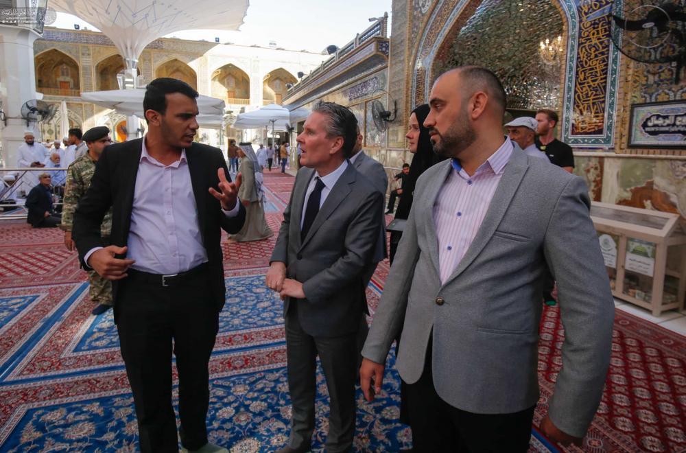 السفير الهولندي في العراق يتشرف بزيارته مرقد أمير المؤمنين(عليه السلام) 