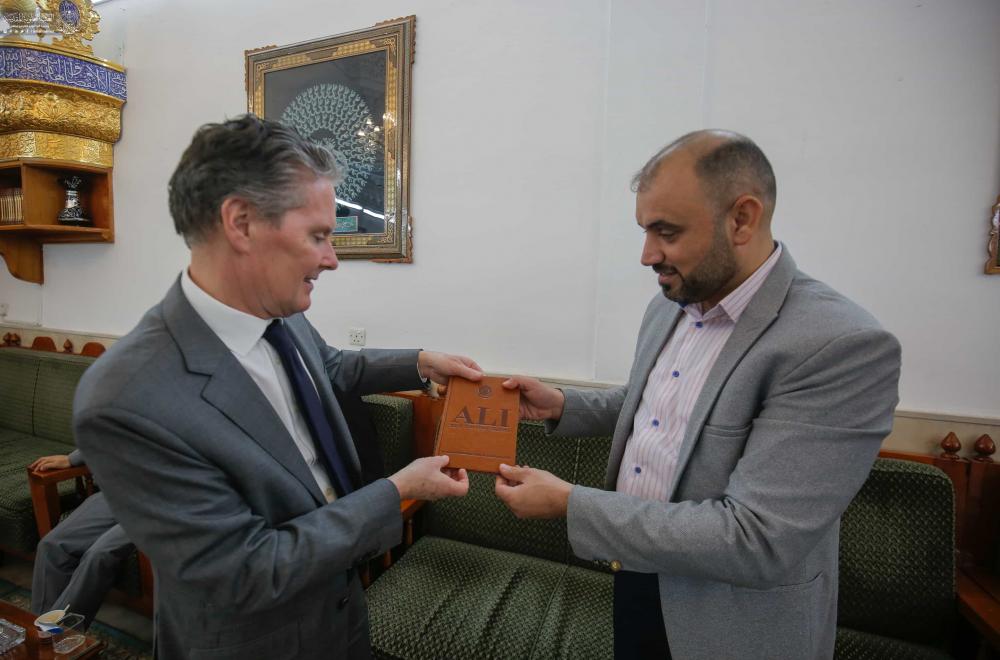 السفير الهولندي في العراق يتشرف بزيارته مرقد أمير المؤمنين(عليه السلام) 
