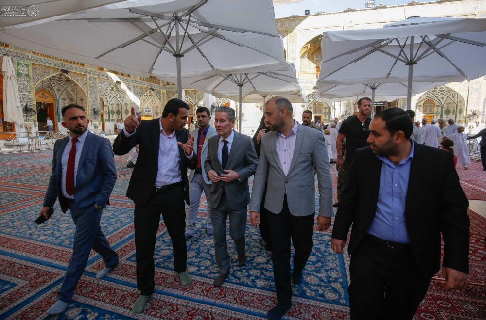 السفير الهولندي في العراق يتشرف بزيارته مرقد أمير المؤمنين(عليه السلام) 
