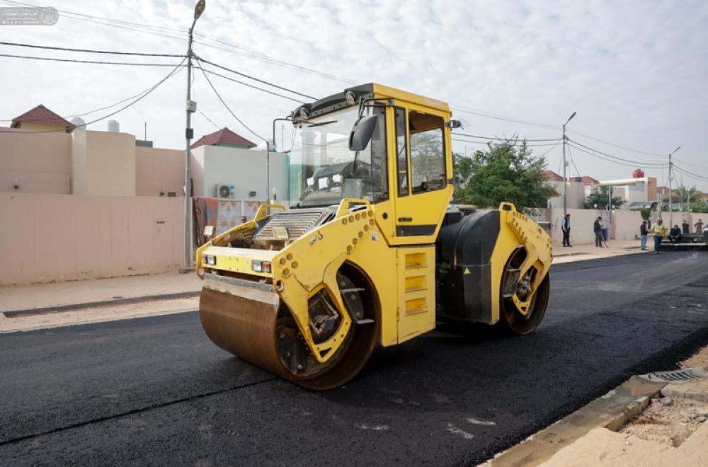 قسم الشؤون الهندسية يعبد شوارع مجمع قنبر السكني