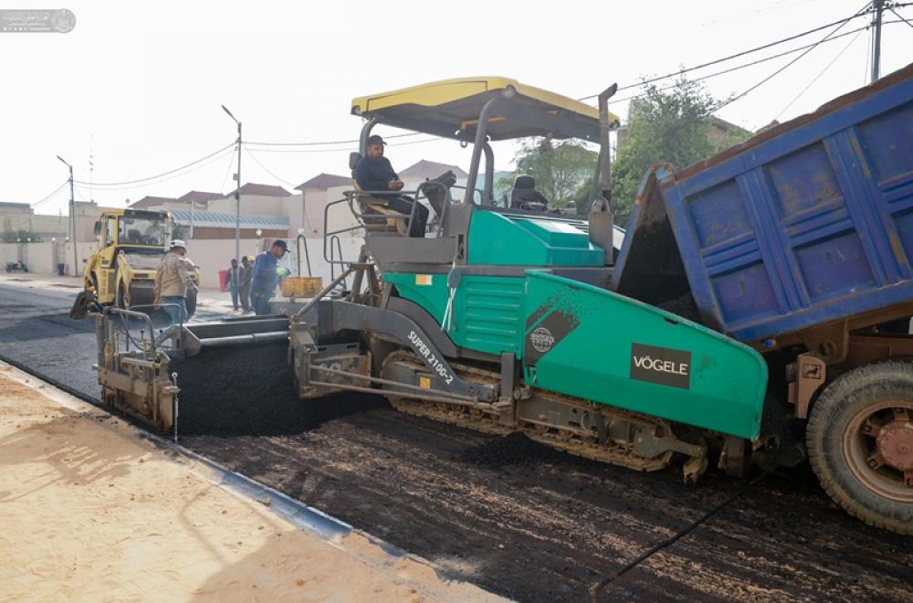 قسم الشؤون الهندسية يعبد شوارع مجمع قنبر السكني