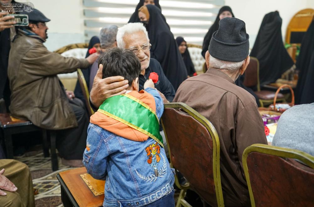 طلبة المدارس التابعة للعتبة العلوية المقدسة يزورون دار رعاية المسنّين في محافظة النجف الأشرف
