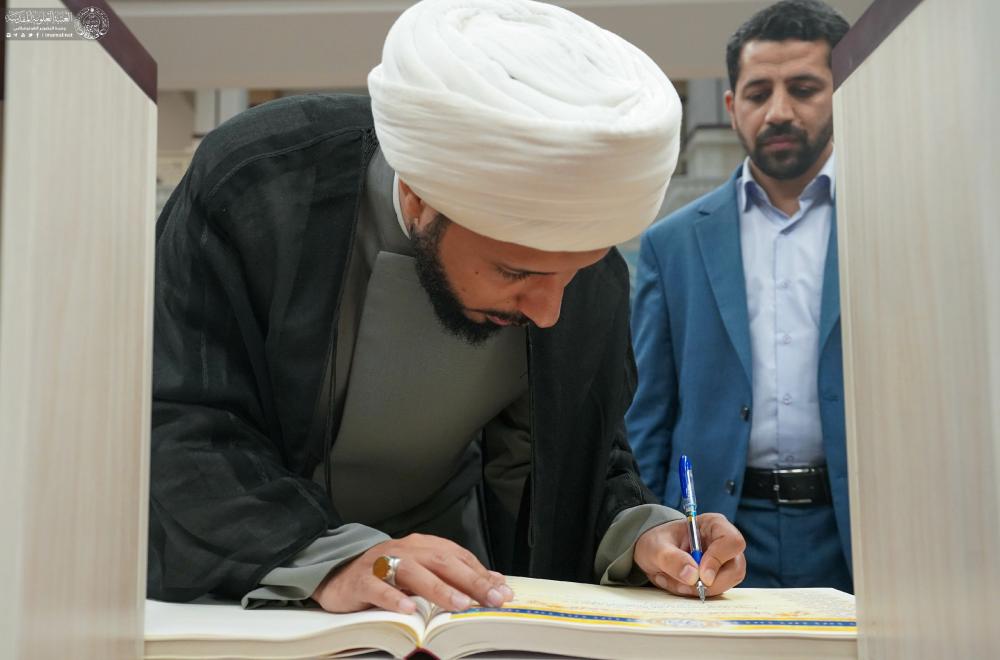 الشيخ أحمد سلمان يزور مكتبة الروضة الحيدرية في العتبة العلوية المقدسة 