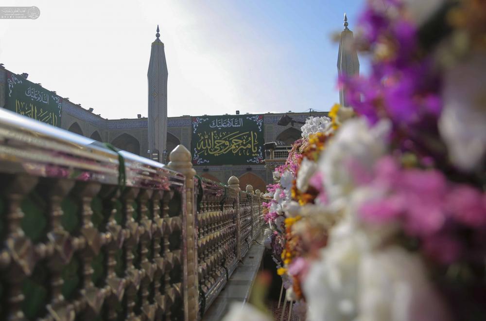 نشر معالم الزينة واللافتات الخضراء المطرزة في رحاب مرقد أمير المؤمنين (عليه السلام) إحياءً لذكرى مولد الإمامين في رجب الأصب محمد الباقر وعلي الهادي (عليهما السلام)