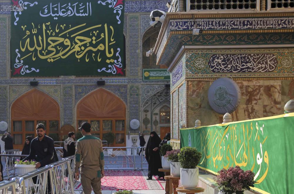 نشر معالم الزينة واللافتات الخضراء المطرزة في رحاب مرقد أمير المؤمنين (عليه السلام) إحياءً لذكرى مولد الإمامين في رجب الأصب محمد الباقر وعلي الهادي (عليهما السلام)