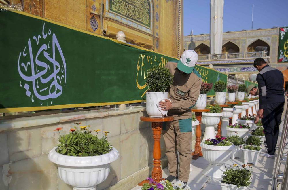 نشر معالم الزينة واللافتات الخضراء المطرزة في رحاب مرقد أمير المؤمنين (عليه السلام) إحياءً لذكرى مولد الإمامين في رجب الأصب محمد الباقر وعلي الهادي (عليهما السلام)