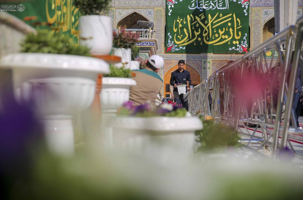 نشر معالم الزينة واللافتات الخضراء المطرزة في رحاب مرقد أمير المؤمنين (عليه السلام) إحياءً لذكرى مولد الإمامين في رجب الأصب محمد الباقر وعلي الهادي (عليهما السلام)
