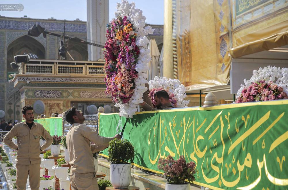 نشر معالم الزينة واللافتات الخضراء المطرزة في رحاب مرقد أمير المؤمنين (عليه السلام) إحياءً لذكرى مولد الإمامين في رجب الأصب محمد الباقر وعلي الهادي (عليهما السلام)