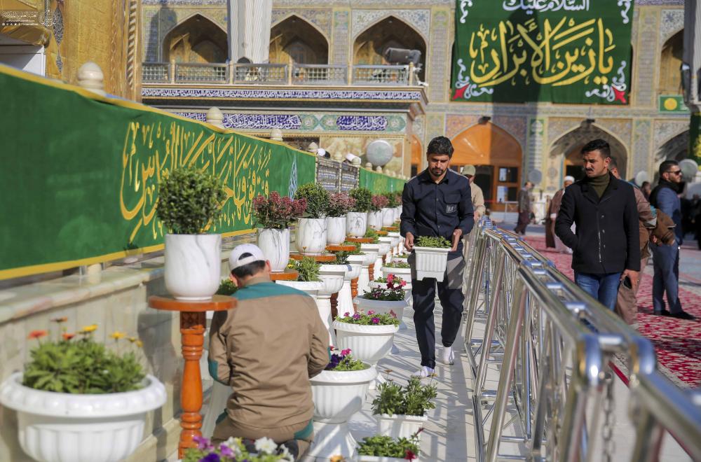 نشر معالم الزينة واللافتات الخضراء المطرزة في رحاب مرقد أمير المؤمنين (عليه السلام) إحياءً لذكرى مولد الإمامين في رجب الأصب محمد الباقر وعلي الهادي (عليهما السلام)