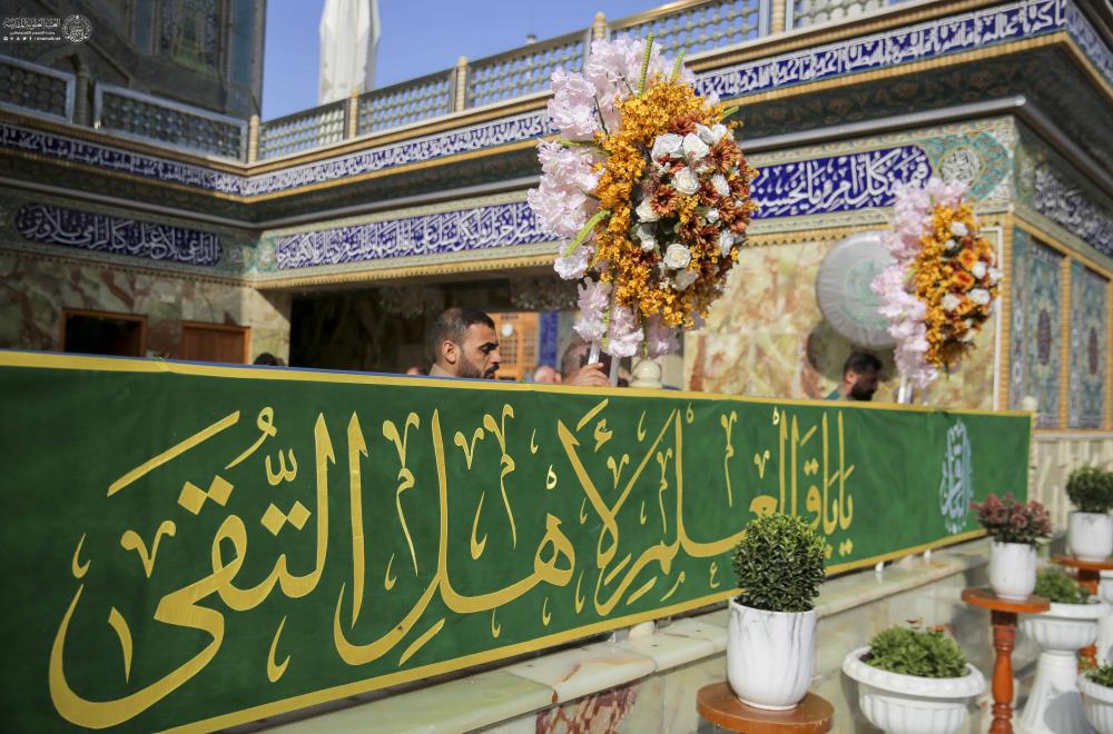 نشر معالم الزينة واللافتات الخضراء المطرزة في رحاب مرقد أمير المؤمنين (عليه السلام) إحياءً لذكرى مولد الإمامين في رجب الأصب محمد الباقر وعلي الهادي (عليهما السلام)