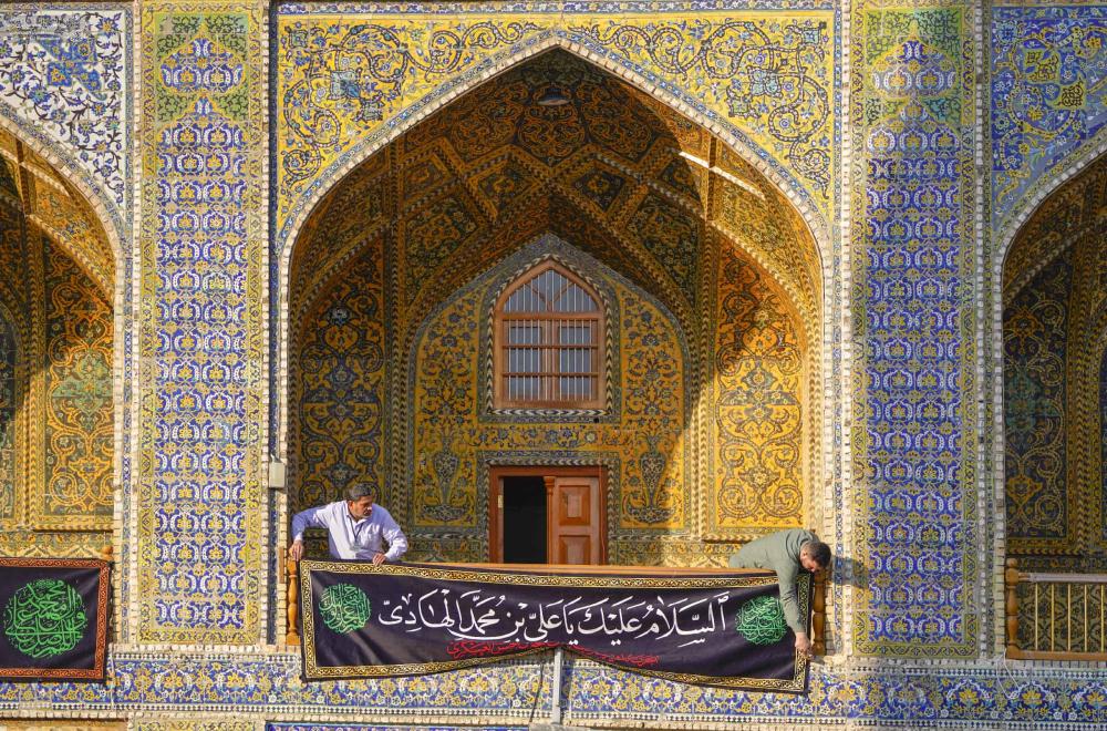 أرجاء الحرم العلوي المطهر تكتسي بالسواد حداداً على مصاب الإمام الهادي (عليه السلام)
