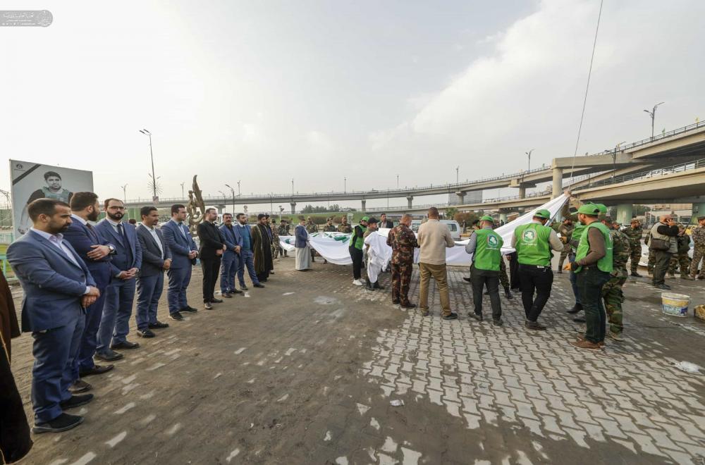 العتبة العلوية المقدسة ترفع راية (محمد وعلي قدوتنا) في مدينة النجف الأشرف ابتهاجاً بأيام وليد الكعبة (عليه السلام) 