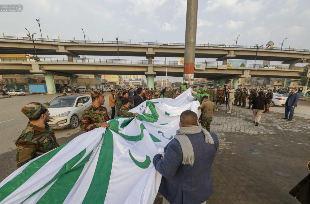 العتبة العلوية المقدسة ترفع راية (محمد وعلي قدوتنا) في مدينة النجف الأشرف ابتهاجاً بأيام وليد الكعبة (عليه السلام) 