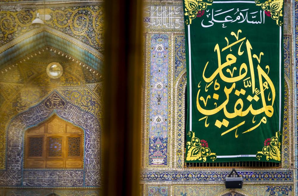 نشر معالم الزينة واللافتات الخضراء في أرجاء الصحن الحيدري الشريف ضمن الاستعدادات الجارية للاحتفال بولادة أمير المؤمنين (عليه السلام)  