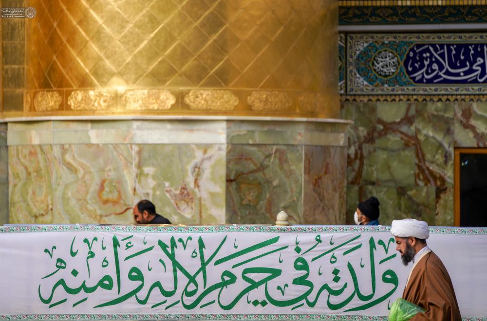 نشر معالم الزينة واللافتات الخضراء في أرجاء الصحن الحيدري الشريف ضمن الاستعدادات الجارية للاحتفال بولادة أمير المؤمنين (عليه السلام)  