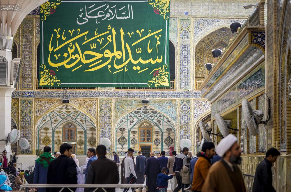 نشر معالم الزينة واللافتات الخضراء في أرجاء الصحن الحيدري الشريف ضمن الاستعدادات الجارية للاحتفال بولادة أمير المؤمنين (عليه السلام)  