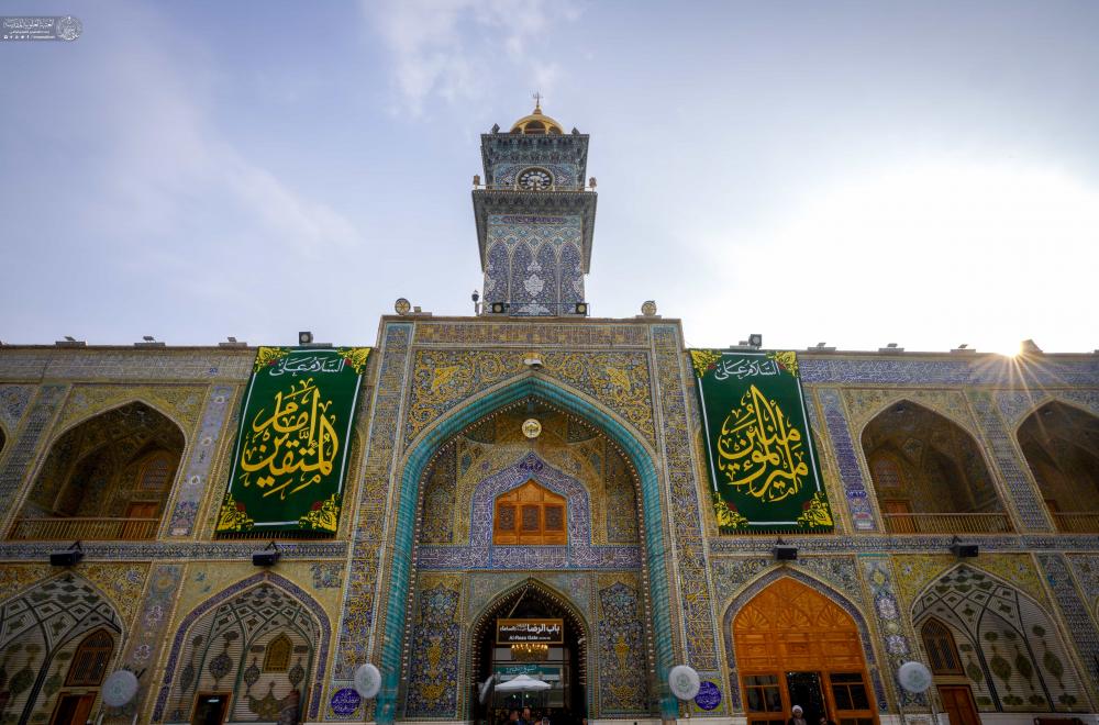 نشر معالم الزينة واللافتات الخضراء في أرجاء الصحن الحيدري الشريف ضمن الاستعدادات الجارية للاحتفال بولادة أمير المؤمنين (عليه السلام)  