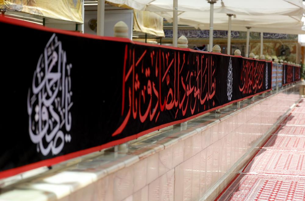 المرقد العلوي المطهر يشهد نشر معالم الحزن واللافتات السوداء ضمن الاستعدادات الجارية لإحياء ذكرى شهادة الإمام جعفر الصادق (عليه السلام)