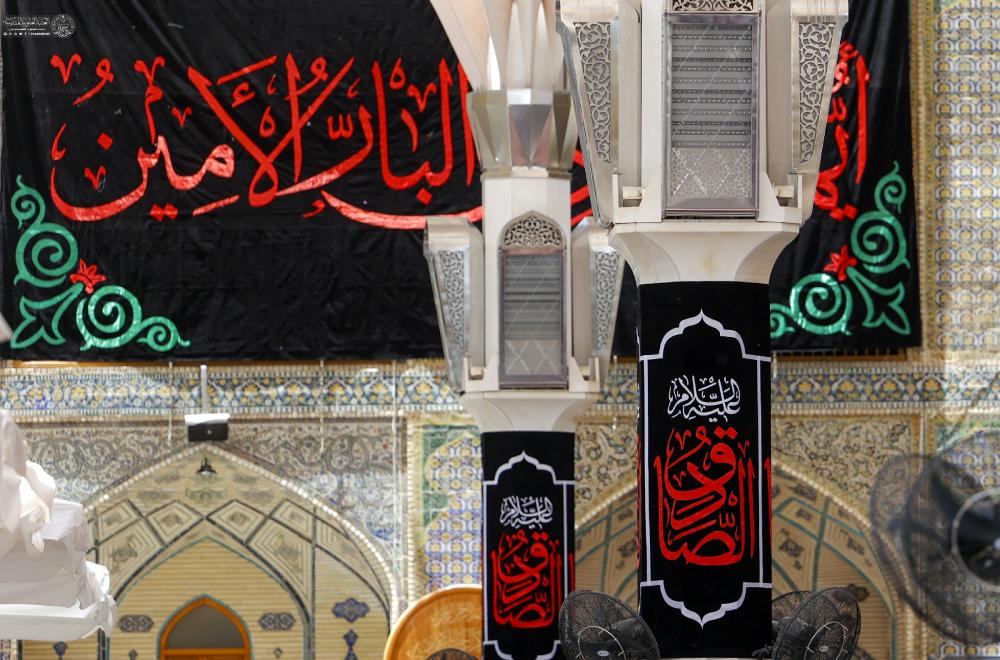 المرقد العلوي المطهر يشهد نشر معالم الحزن واللافتات السوداء ضمن الاستعدادات الجارية لإحياء ذكرى شهادة الإمام جعفر الصادق (عليه السلام)