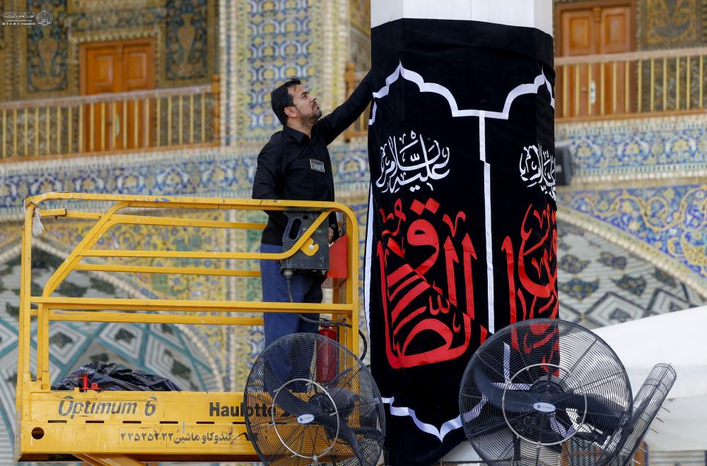 المرقد العلوي المطهر يشهد نشر معالم الحزن واللافتات السوداء ضمن الاستعدادات الجارية لإحياء ذكرى شهادة الإمام جعفر الصادق (عليه السلام)